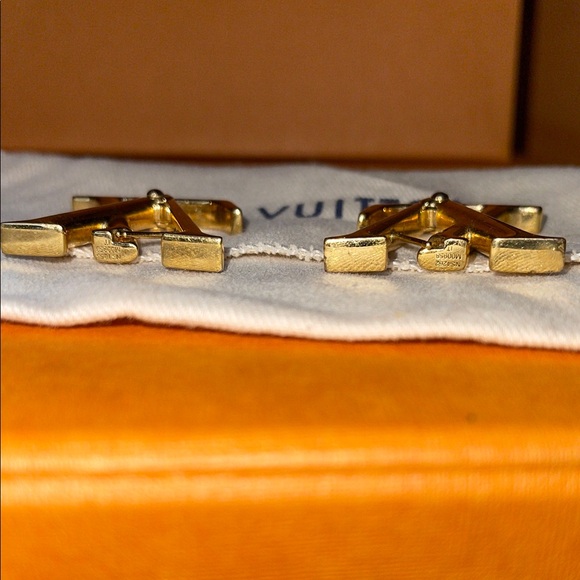 Louis Vuitton Macro Gold Earrings - Picture 4 of 8